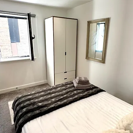 Stylish 2-bed Private Parking 10mins To Centre Apartament
