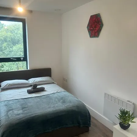 Near Old Trafford & Media 2br Flat * Manchester