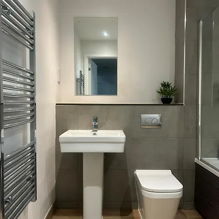Near Old Trafford & Media 2br Flat *