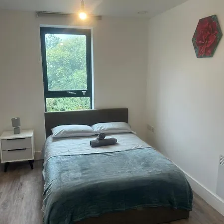 Near Old Trafford & Media 2br Flat Manchester