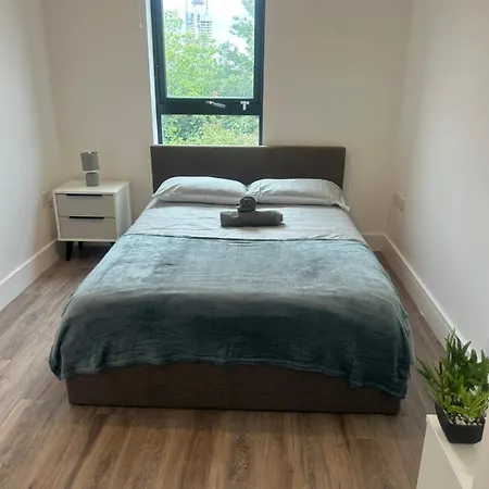 Near Old Trafford & Media 2br Flat