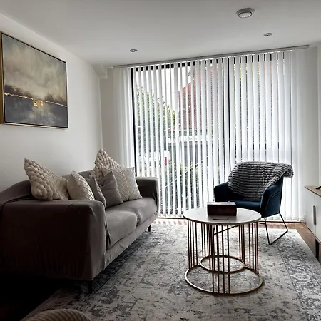 Stylish 2-bed Private Parking 10mins To Centre *
