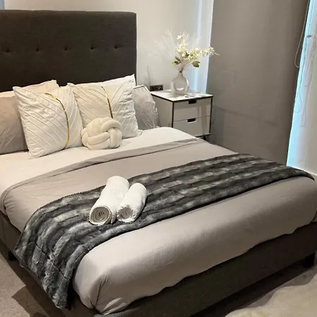 Apartament Stylish 2-bed Private Parking 10mins To Centre *