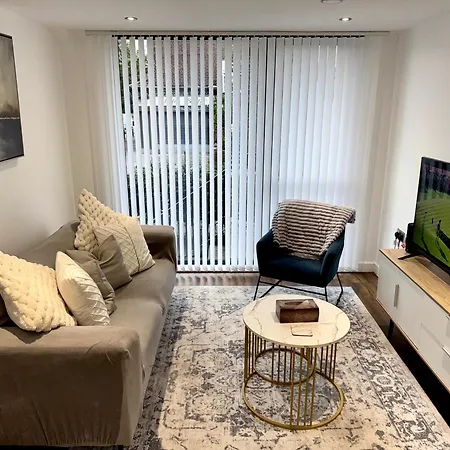 Stylish 2-bed Private Parking 10mins To Centre Apartament Manchester