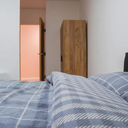 Stunning Modern 2 Bed Apartment, With Parking, Close To Town Apartament *