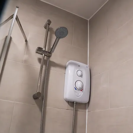 Stunning Modern 2 Bed Apartment, With Parking, Close To Town Apartment