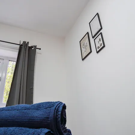 Stunning Modern 3 Bed, 2 Bedroom - Secure Parking - Close To Centre And Old Trafford Apartment *