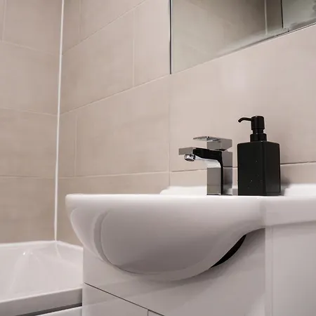 Stunning Modern 2 Bed Apartment, With Parking, Close To Town Manchester