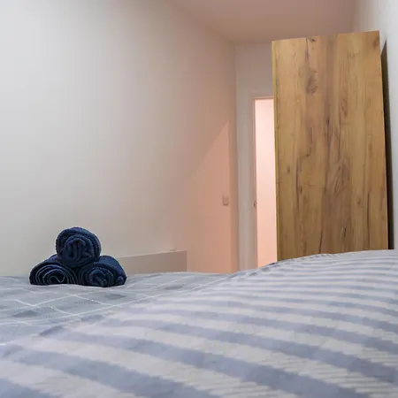 Apartment Stunning Modern 3 Bed, 2 Bedroom - Secure Parking - Close To Centre And Old Trafford