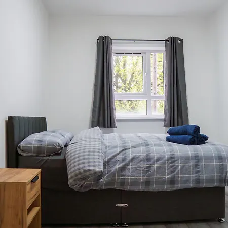 Stunning Modern 2 Bed Apartment, With Parking, Close To Town *