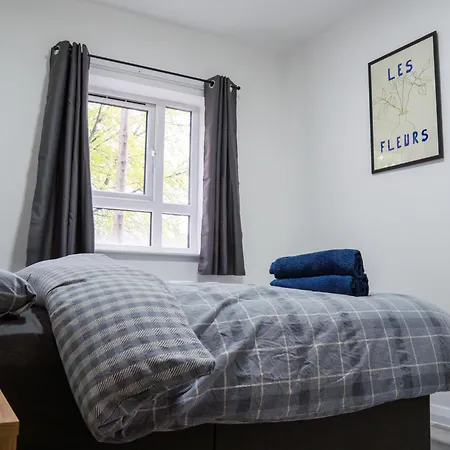 Stunning Modern 2 Bed Apartment, With Parking, Close To Town * Manchester