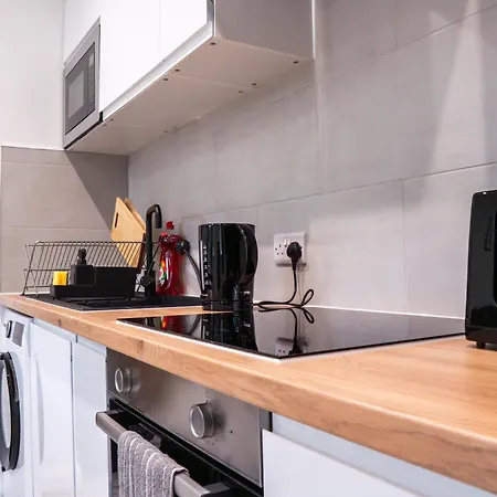 Stunning Modern 2 Bed Apartment, With Parking, Close To Town Apartament