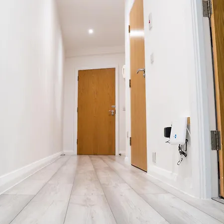 Stunning Modern 2 Bed Apartment, With Parking, Close To Town Apartament