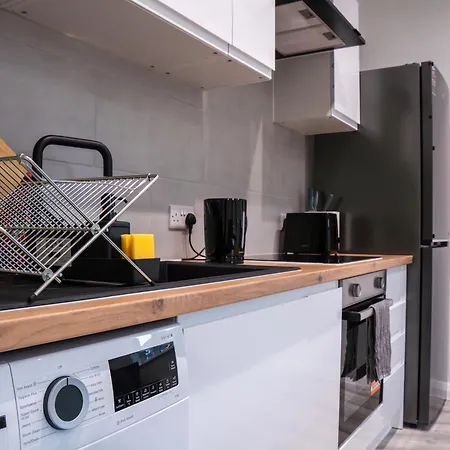 Stunning Modern 3 Bed, 2 Bedroom - Secure Parking - Close To Centre And Old Trafford *