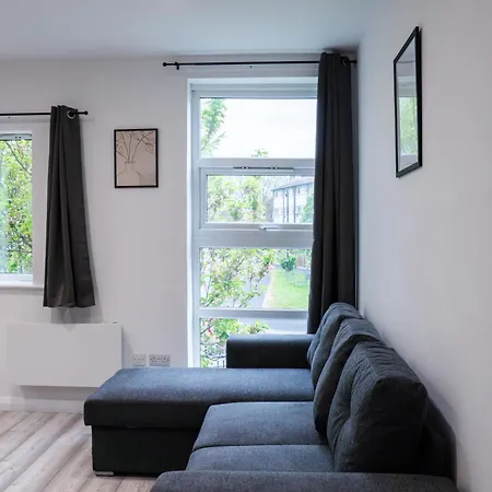 Stunning Modern 2 Bed Apartment, With Parking, Close To Town