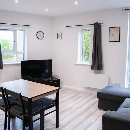 Stunning Modern 2 Bed Apartment, With Parking, Close To Town Apartment Manchester