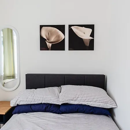 2 Bedroom Denton, Suitable For Professionals Needing A Peaceful Work Environment Apartment