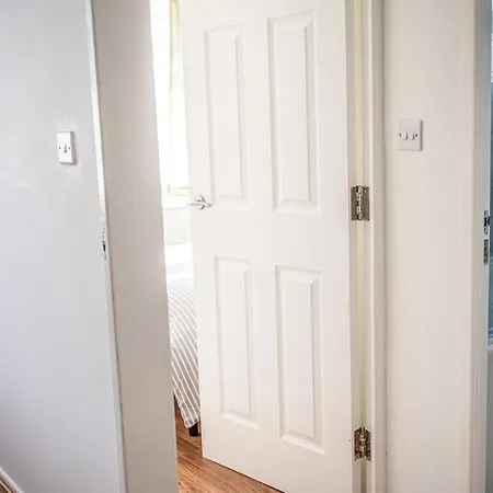 Apartment 2 Bedroom Denton, Suitable For Professionals Needing A Peaceful Work Environment