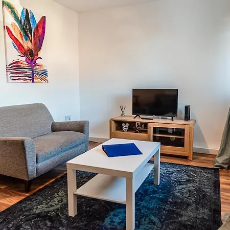 2 Bedroom Denton, Suitable For Professionals Needing A Peaceful Work Environment