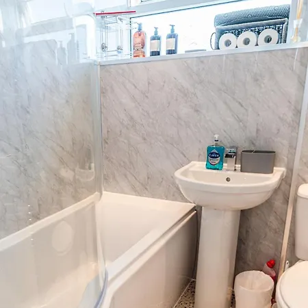 2 Bedroom Denton, Suitable For Professionals Needing A Peaceful Work Environment Apartment Manchester