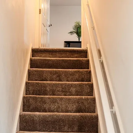 2 Bedroom Denton, Suitable For Professionals Needing A Peaceful Work Environment *