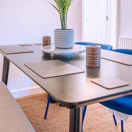 2 Bedroom Denton, Suitable For Professionals Needing A Peaceful Work Environment Apartment