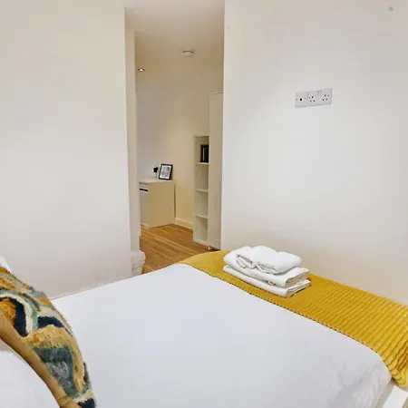 Urban Escape - Walk To Of Salford Pass The Keys * מנצ'סטר