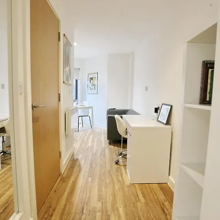 Urban Escape - Walk To Of Salford Pass The Keys 曼彻斯特