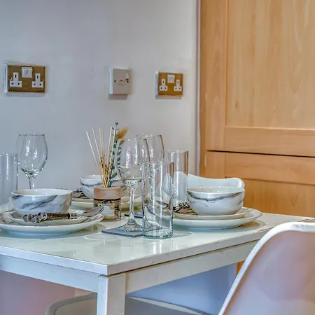 Modern 2br With Free Parking Sleeps 8 Walk To Old Trafford Appartement