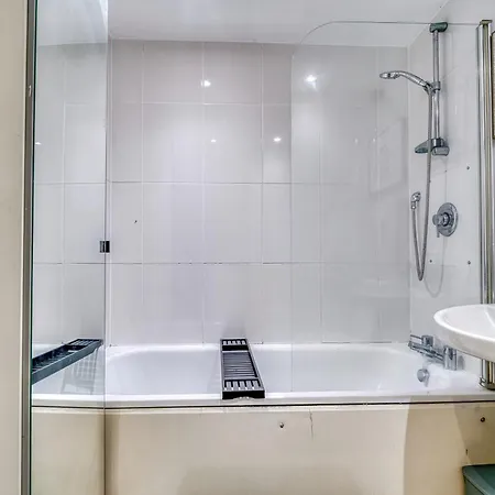 Modern 2br With Free Parking Sleeps 8 Walk To Old Trafford شقة *