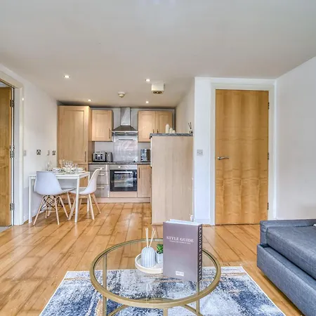 Modern 2br With Free Parking Sleeps 8 Walk To Old Trafford شقة