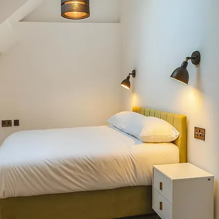 Kehoe's Penthouse Near Etihad Stadium & Coop Live Arena Sleeps 4