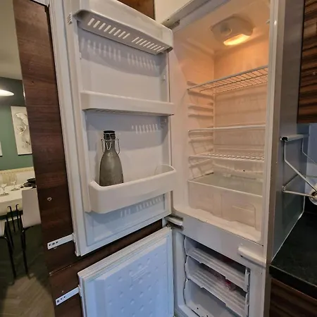 Luxury 4 Bed Home, Garden, Parking, 3 Baths 度假居 *