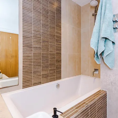 Apartman Elegant 2br Flat Near Northern Quarter *