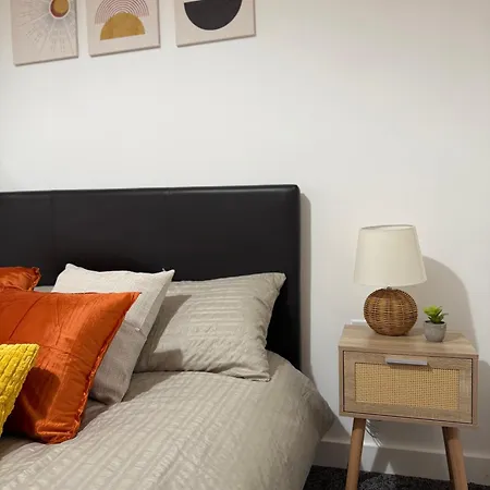 Апартаменты Luxury And Cosy Near Old Trafford M16 ,free Private Parking,fast Wi-fi,self Check-in Anytime Perfect For Late Arrivals, 5 Minutes To Old Trafford Stadium *