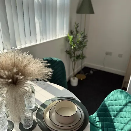 Luxury And Cosy Near Old Trafford M16 ,free Private Parking,fast Wi-fi,self Check-in Anytime Perfect For Late Arrivals, 5 Minutes To Old Trafford Stadium Манчестер
