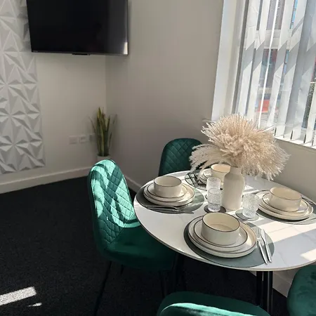 Luxury And Cosy Near Old Trafford M16 ,free Private Parking,fast Wi-fi,self Check-in Anytime Perfect For Late Arrivals, 5 Minutes To Old Trafford Stadium * Manchester