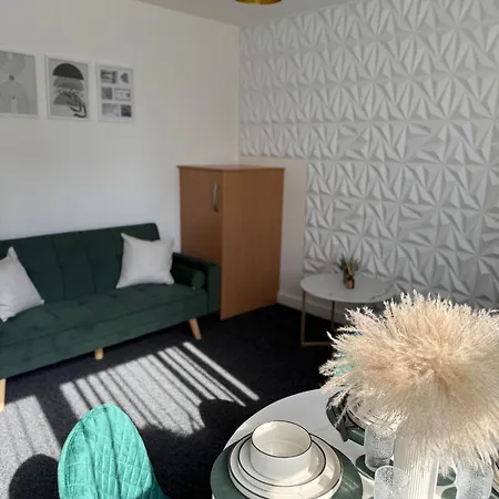 Luxury And Cosy Near Old Trafford M16 ,free Private Parking,fast Wi-fi,self Check-in Anytime Perfect For Late Arrivals, 5 Minutes To Old Trafford Stadium