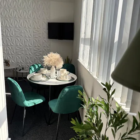 Luxury And Cosy Near Old Trafford M16 ,free Private Parking,fast Wi-fi,self Check-in Anytime Perfect For Late Arrivals, 5 Minutes To Old Trafford Stadium Apartment