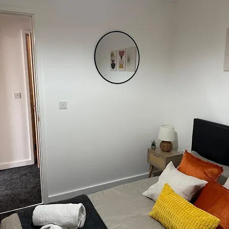 Apartment Luxury And Cosy Near Old Trafford M16 ,free Private Parking,fast Wi-fi,self Check-in Anytime Perfect For Late Arrivals, 5 Minutes To Old Trafford Stadium *