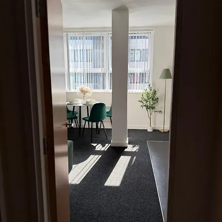 Luxury And Cosy Near Old Trafford M16 ,free Private Parking,fast Wi-fi,self Check-in Anytime Perfect For Late Arrivals, 5 Minutes To Old Trafford Stadium Apartment Manchester