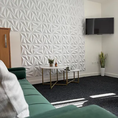 Apartment Luxury And Cosy Near Old Trafford M16 ,free Private Parking,fast Wi-fi,self Check-in Anytime Perfect For Late Arrivals, 5 Minutes To Old Trafford Stadium Manchester