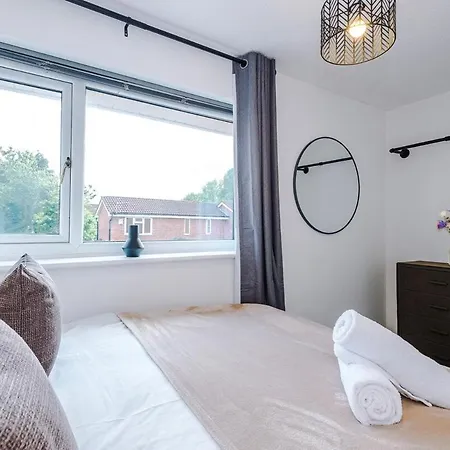 Semesterbostad New! 2br With Parking, Near Manchester