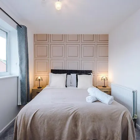 New! 2br With Parking, Near Semesterbostad Manchester