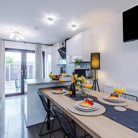 Semesterbostad New! 2br With Parking, Near Manchester