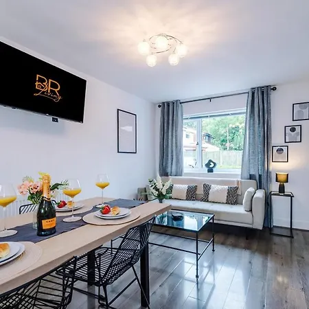 New! 2br With Parking, Near Semesterbostad Manchester