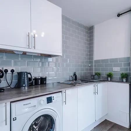 Semesterbostad New! 2br With Parking, Near Manchester