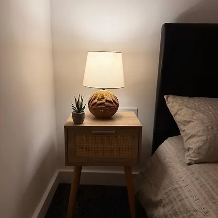 Luxury And Cosy Near Old Trafford M16 ,free Private Parking,fast Wi-fi,self Check-in Anytime Perfect For Late Arrivals, 5 Minutes To Old Trafford Stadium Apartment