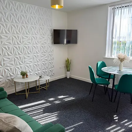 Luxury And Cosy Near Old Trafford M16 ,free Private Parking,fast Wi-fi,self Check-in Anytime Perfect For Late Arrivals, 5 Minutes To Old Trafford Stadium Apartment