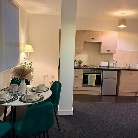 Luxury And Cosy Near Old Trafford M16 ,free Private Parking,fast Wi-fi,self Check-in Anytime Perfect For Late Arrivals, 5 Minutes To Old Trafford Stadium Manchester